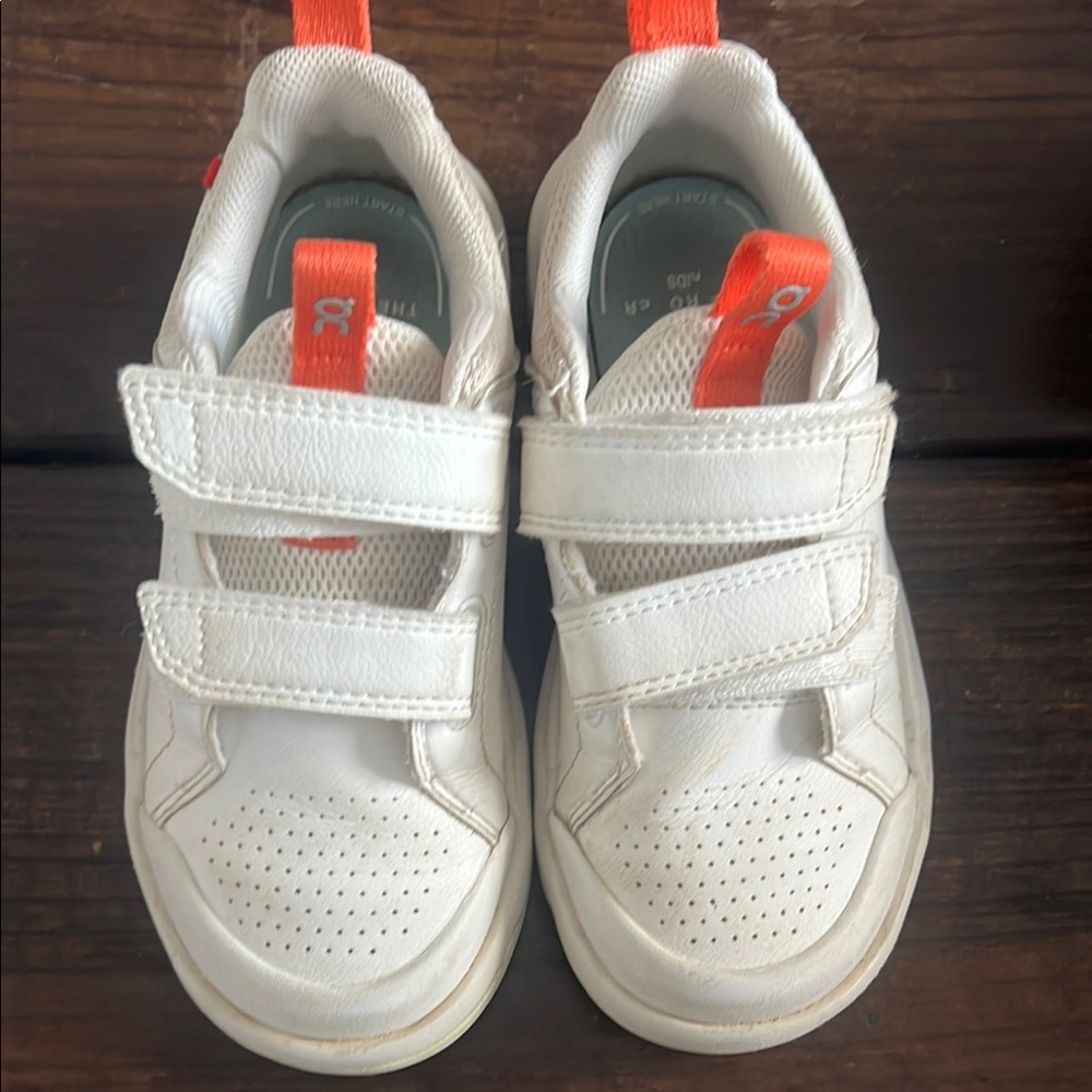 On cloud kids shoes Rodger Federer